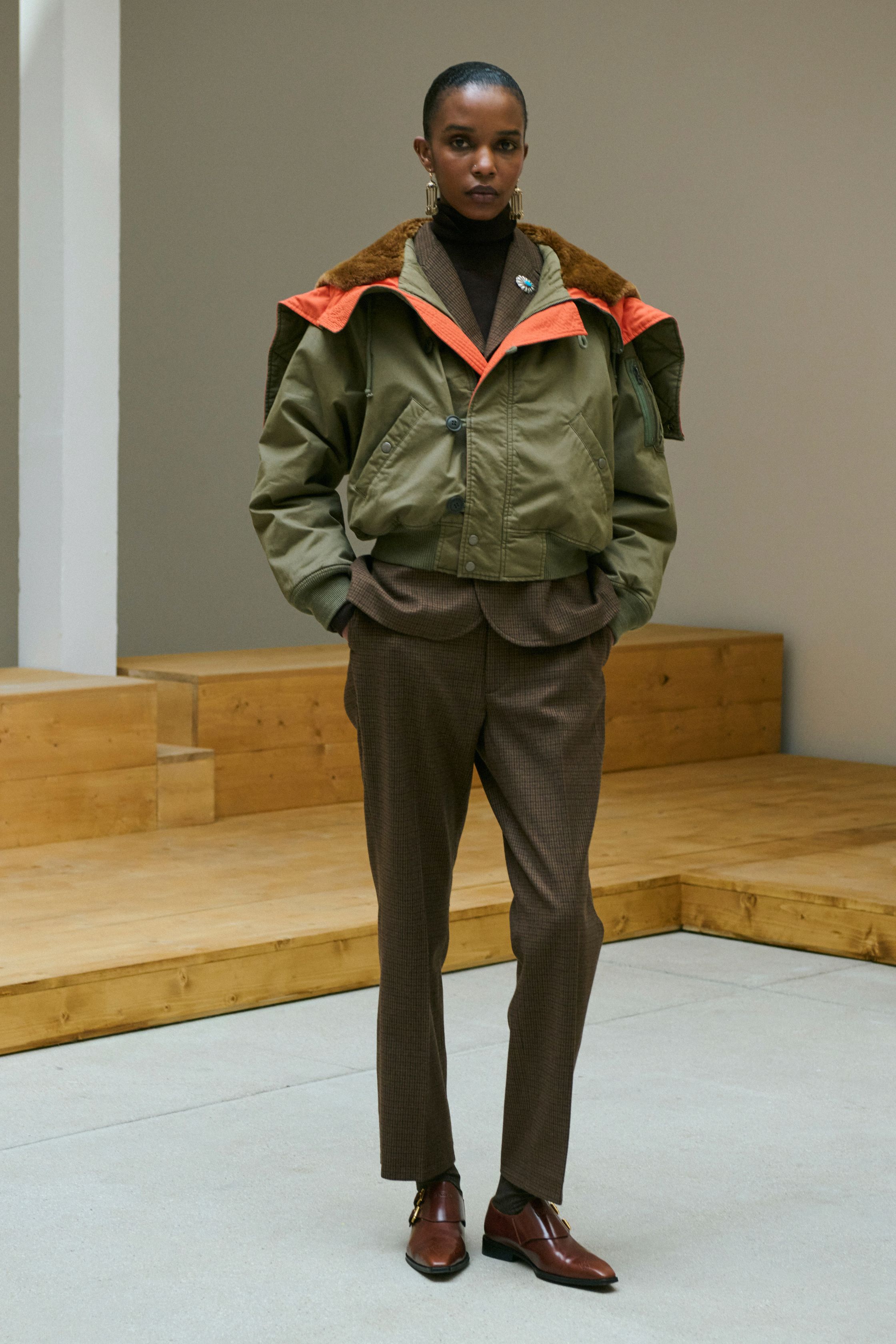 Polo Ralph Lauren在2026秋冬系列中继续演绎经典美式风格，通过西部元素、学院风与复古剪裁构建标志性的品牌衣橱。牛仔外套、格纹大衣与皮革夹克营造出浓厚的美国西部氛围，而宽松西装与羊毛外套则带来都市优雅。帽子、皮带与流苏细节强化复古气质，使整个系列呈现出典型的Ralph Lauren式美式浪漫-顽石频道趋势研究
